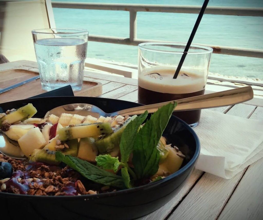 Colazione con yogurt greco e caffè freddo sul mare di Chania, Creta