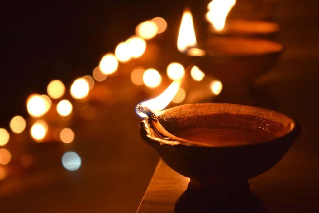 Candele accese — simbolo di luce interiore nello yoga