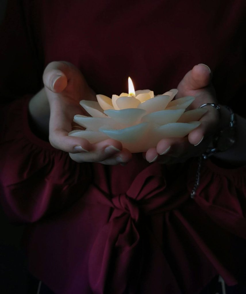 Luce di una candela a forma di loto
