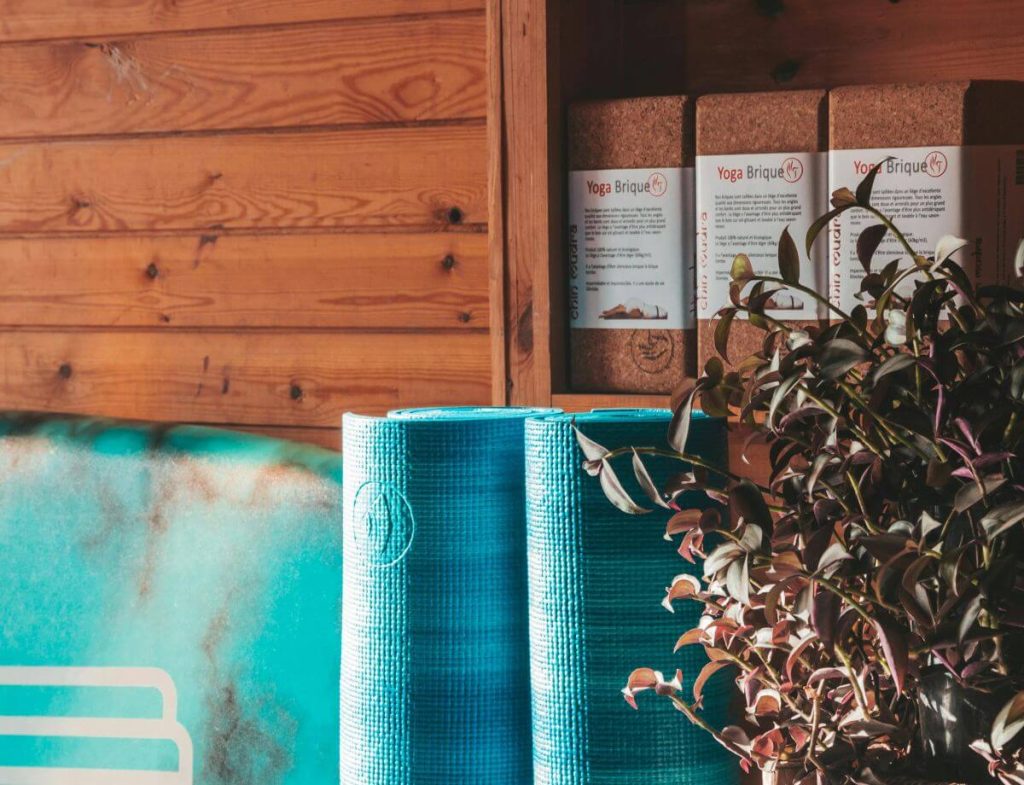 Pratica yoga moderna in uno studio occidentale