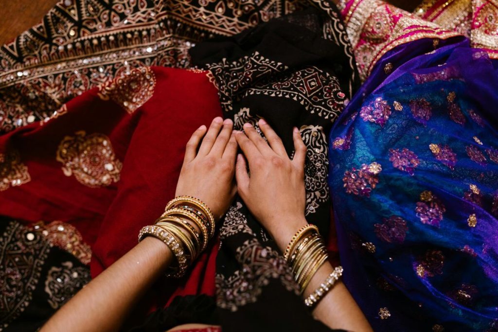 danza del ventre mani su tessuti colorati