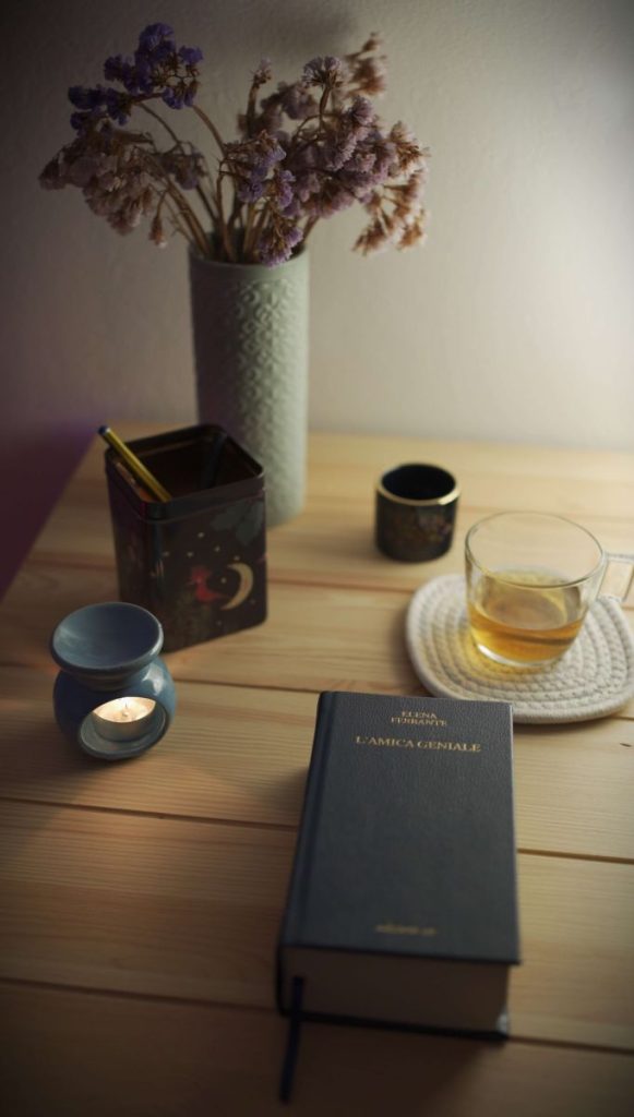 l'amica geniale Elena Ferrante scrivania candela playlist musica
