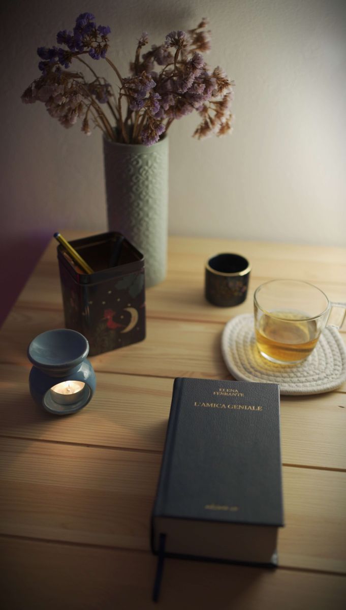 l'amica geniale Elena Ferrante scrivania candela playlist musica
