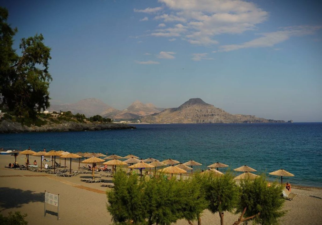 Souda Beach, Plakias, Creta. Mare blu circondato da montagne