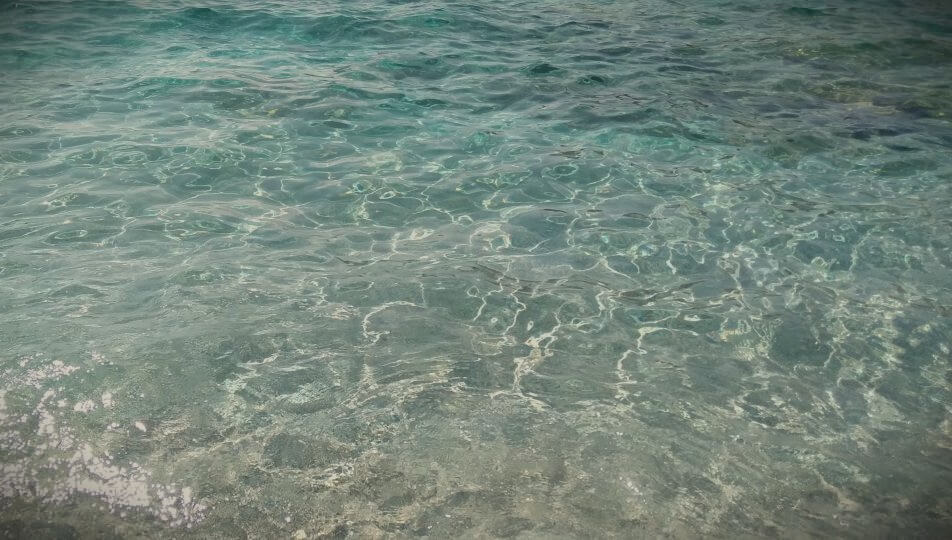 Dettaglio delle acque limpide di Skinaria Beach, Creta del sud. Mare cristallino turchese.
