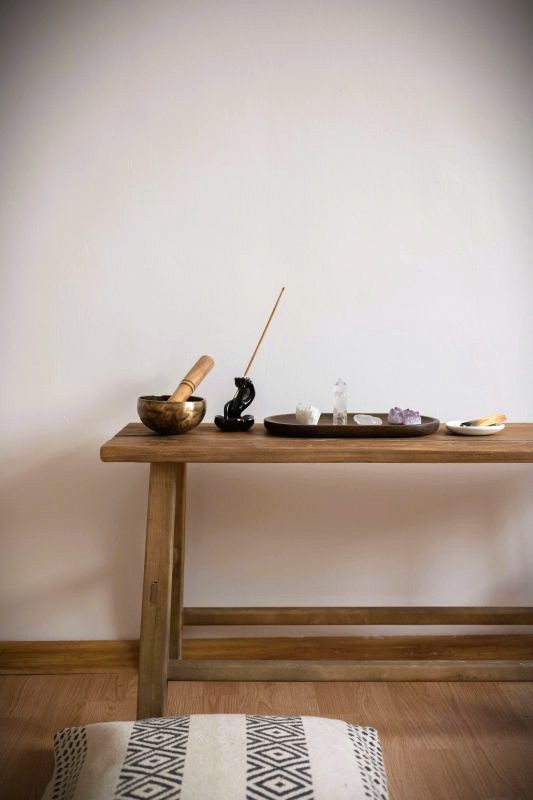 Spazio domestico preparato per la meditazione con cuscino