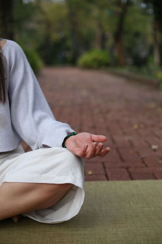 posizione seduta durante una pratica di meditazione sul tappetino