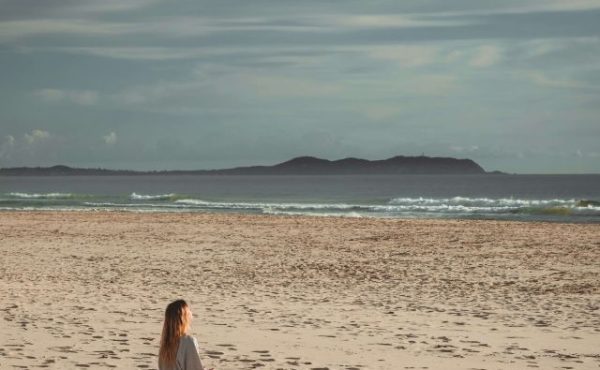 Donna immersa nella natura durante una pratica di meditazione e presenza