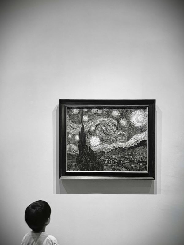 Bambino davanti a un dipinto di Van Gogh durante un momento di contemplazione