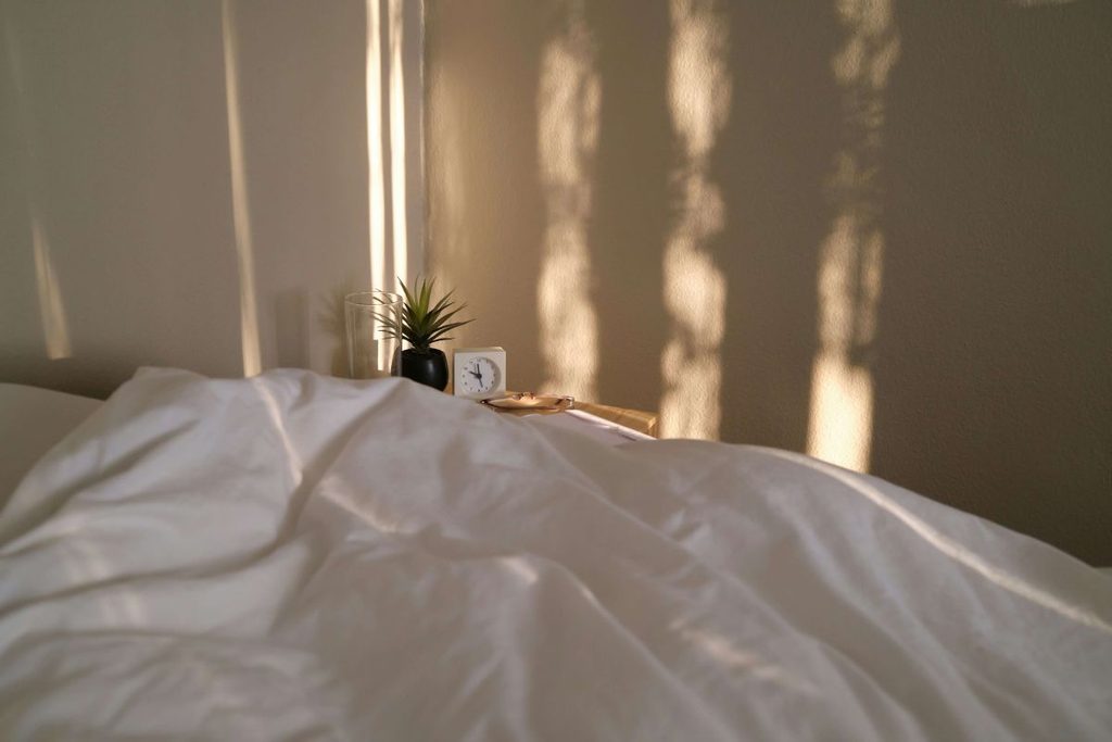 Rallentare nella vita quotidiana: camera da letto illuminata dalla luce del mattino