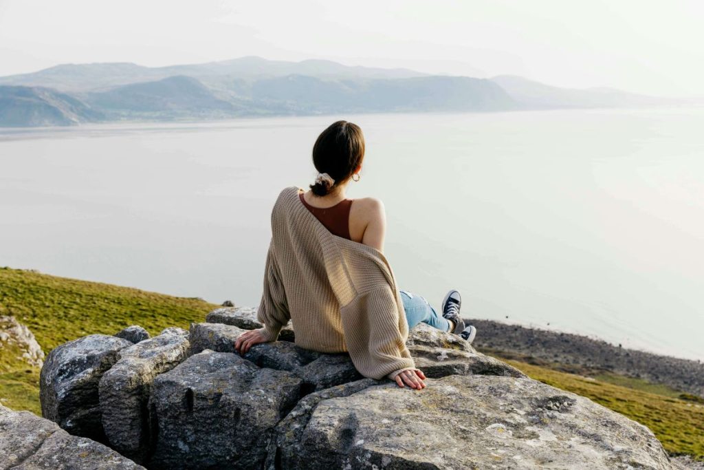 Rallentare nella vita quotidiana, slow life. Donna in contemplazione mare