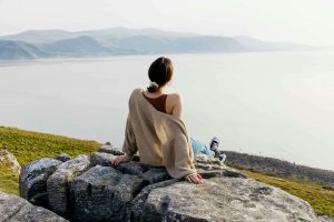 Rallentare nella vita quotidiana, slow life. Donna in contemplazione mare