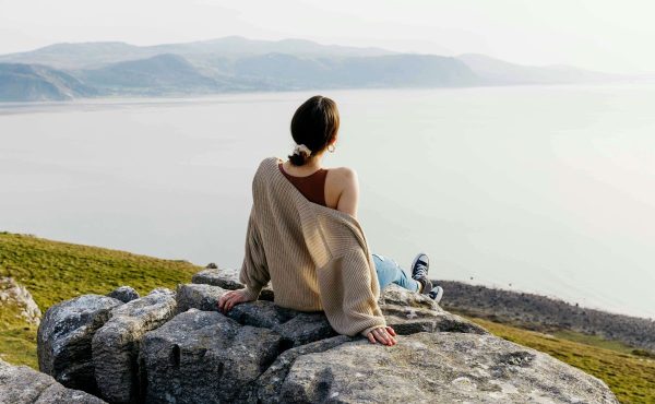 Rallentare nella vita quotidiana, slow life. Donna in contemplazione mare