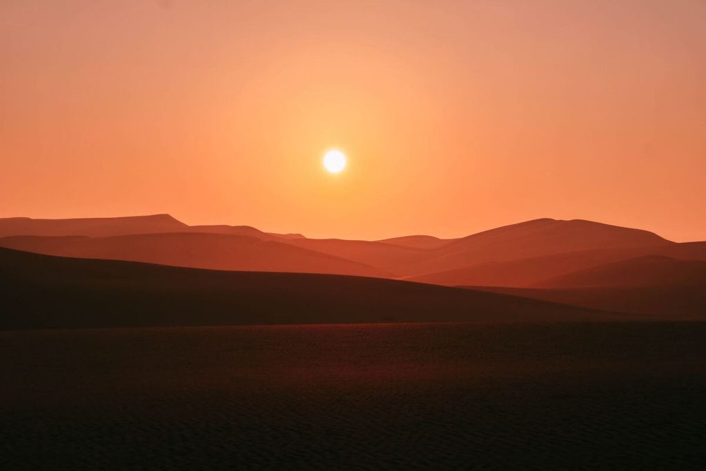sole al tramonto in un deserto, Rumi morte