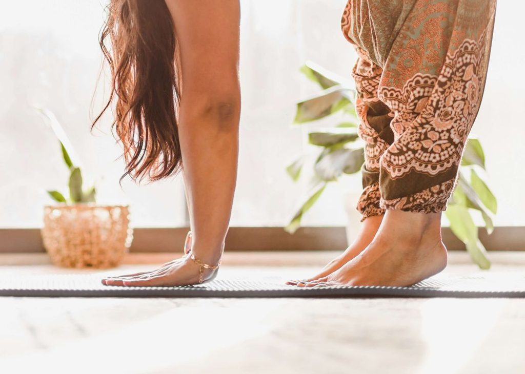 piedi nudi sul tappetino, yoga meditazione in movimento